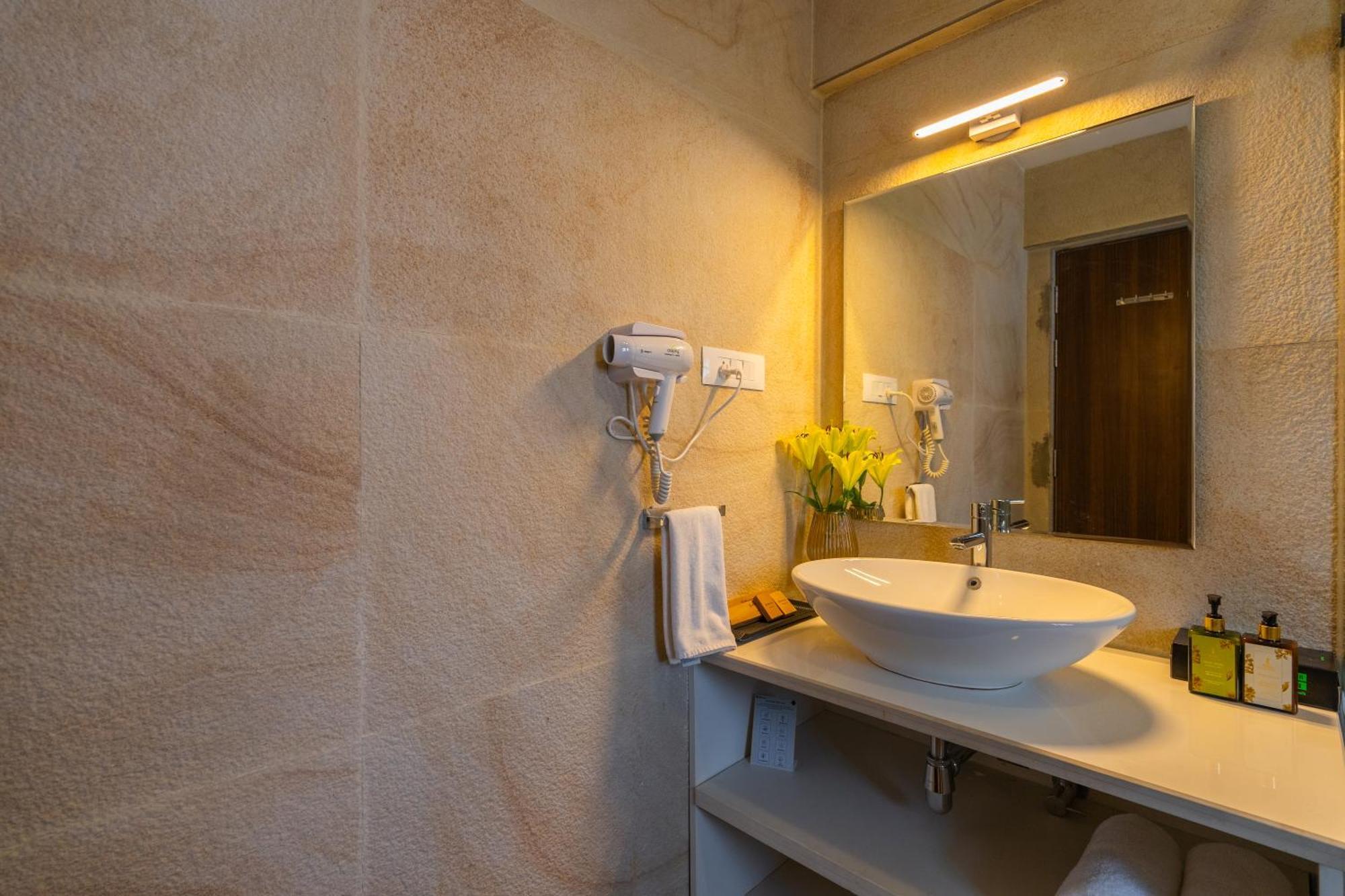 Elivaas 3 Bhk Pvt Pool & Bar - Villa Valerie Oxel Εξωτερικό φωτογραφία